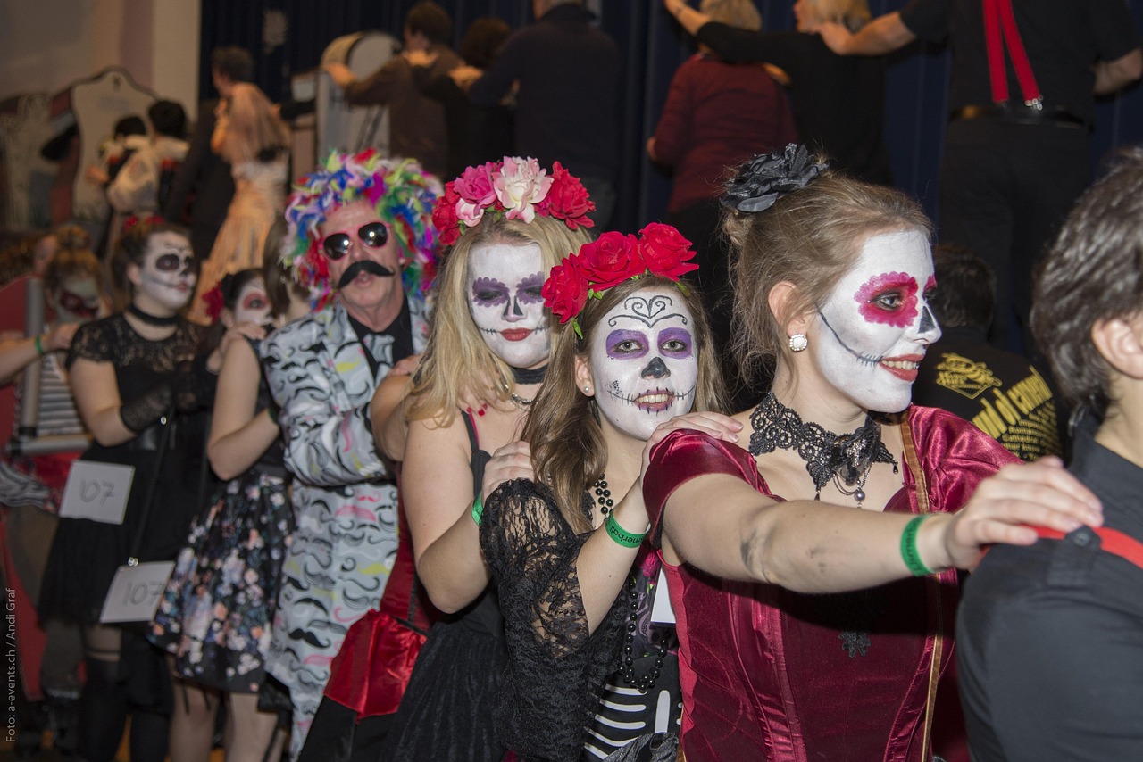 masked-ball-1176141_1280