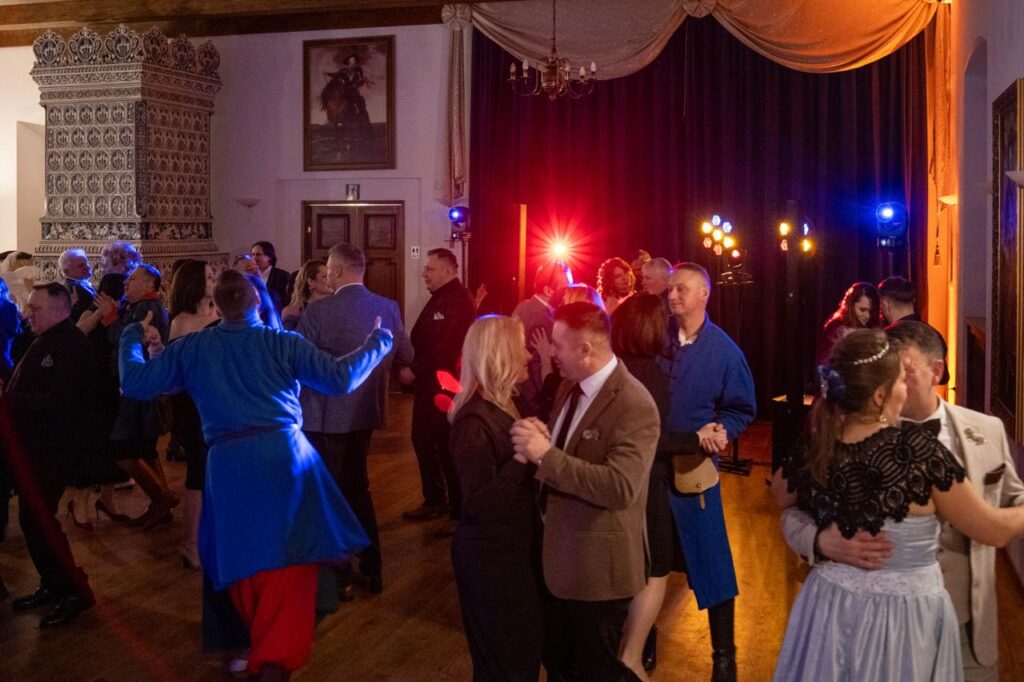 Sylwester ma w sobie coś wyjątkowego, ale są takie realizacje, które zostają w głowie na długo. Jedną z nich była bez wątpienia impreza sylwestrowa zorganizowana na Zamek w Tykocinie. Historyczne wnętrza, niepowtarzalny klimat i goście gotowi bawić się do białego rana – to połączenie, które wymagało solidnych przygotowań i dużej uważności na każdym etapie wydarzenia.